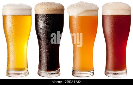 Quattro bicchieri con diverse birre su uno sfondo bianco. Il file contiene un percorso di taglio. Foto Stock