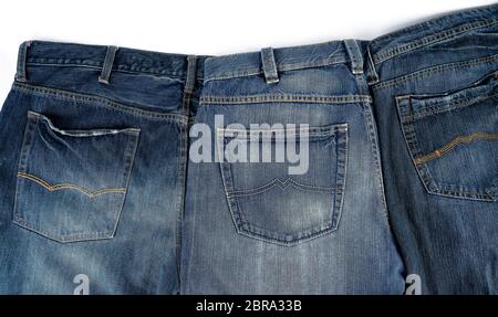Diversi blue jeans classica piegato in una fila, tasca posteriore Foto Stock