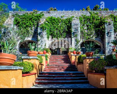 I gradini conducono ad una statua di San Francisco de Asis a Hacienda San Gabriel de Barrera, nella città di Guanajuato, Messico. Foto Stock