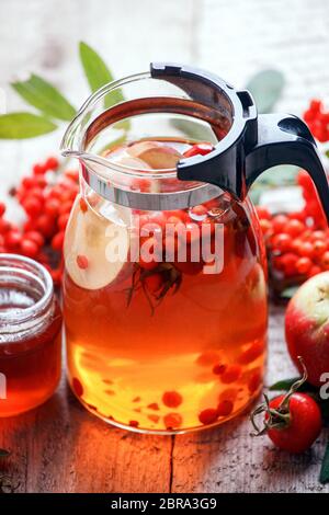 Cibo sano immunomotazione selezione. Sollievo dal rimedio contro il raffreddore e l'influenza. Alto in antiossidanti, minerali e vitamine. Tè caldo con frutti di bosco e frutta, inverno Foto Stock