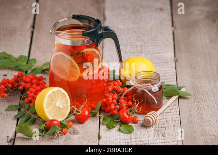 Tè sano invernale per l'aumento dell'immunità e il trattamento dei raffreddori, stagionale autunno bevanda, trattamento di rimedio meidicina alternativa, influenza fredda preve Foto Stock