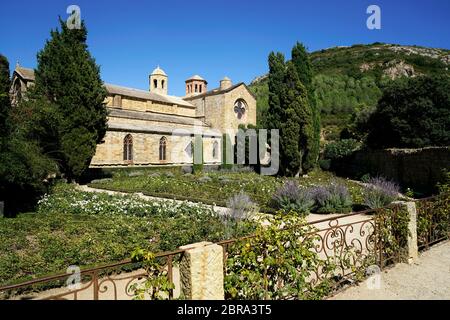 Chiesa e giardino di Fontfroide Abbazia un ex monastero cistercense vicino Narbonne.Aude.Occitanie.France Foto Stock