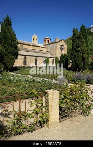 Chiesa e giardino di Fontfroide Abbazia un ex monastero cistercense vicino Narbonne.Aude.Occitanie.France Foto Stock