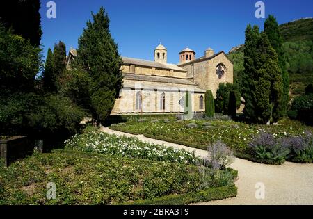 Chiesa e giardino di Fontfroide Abbazia un ex monastero cistercense vicino Narbonne.Aude.Occitanie.France Foto Stock