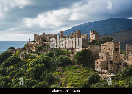 Grecia villaggio di Vatheia. Antiche case a torre abbandonate architettoniche e storiche a Vathia, sulla penisola di mani. Laconia Peloponneso Europa. Foto Stock