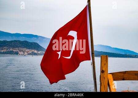 Bandiera della Turchia oscilla nel vento sul ponte di un piacere yacht. Foto Stock