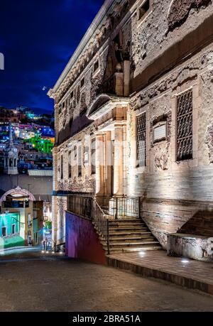 Lo storico edificio Alhondiga di notte nella città di Guanajuato, Messico. Foto Stock