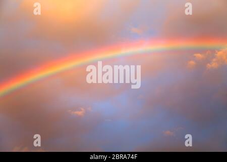 Arco arcobaleno luminoso nel cielo Foto Stock