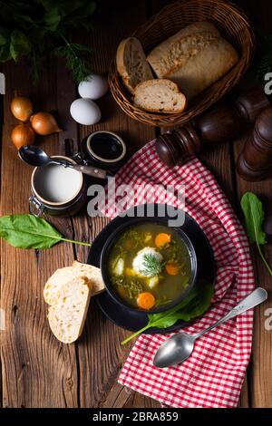 Rustikal Sorrel minestra di patate e crema di latte Foto Stock