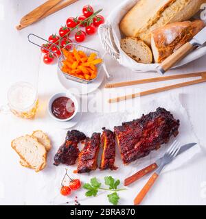 Barbeque costolette da una griglia a carbone Foto Stock