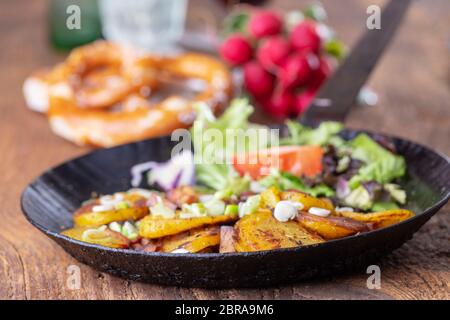 Tirolese groestl di patate con cipolle Foto Stock