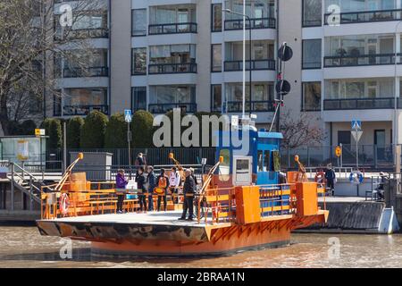 Traghetto attraverso (Föri) il fiume Aurajoki in Turku Finlandia Foto Stock