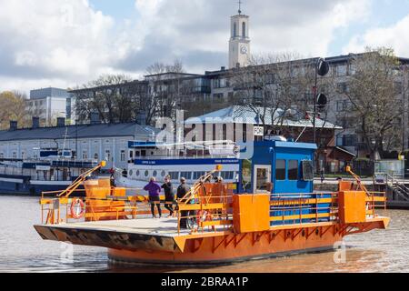 Traghetto attraverso (Föri) il fiume Aurajoki in Turku Finlandia Foto Stock