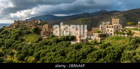 Grecia villaggio di Vatheia. Antiche case a torre abbandonate architettoniche e storiche a Vathia, sulla penisola di mani. Laconia Peloponneso Europa. Foto Stock