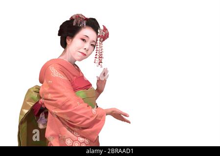 Ritaglio di una geisha giapponese ragazza maiko in rosso kimono coifed capelli spilla con motivi di bianco e rosso fiori di susina su sfondo bianco. Foto Stock