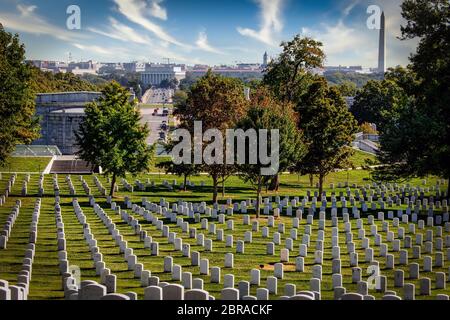 La vista di Washington, DC, come visto dal Cimitero Nazionale di Arlington. Foto Stock