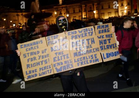 La "marcia della maschera del lionio" vede le proteste indossare V per le maschere di Guy Fawkes stile vendetta e dimostra contro l'austerità, la violazione dei RI civili Foto Stock