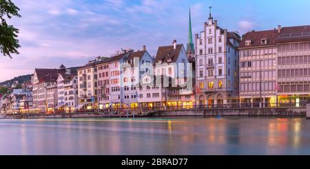 Lungofiume al tramonto nella città vecchia di Zurigo, la più grande città della Svizzera Foto Stock