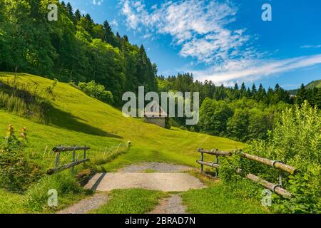 Casa di legno nel villaggio svizzero Lungern, cantone di Obwaldo, Svizzera Foto Stock