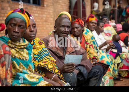 Gitega, Burundi. 20 Maggio 2020. Gli elettori attendono di lanciare i voti nella provincia di Gitega, nel Burundi centrale, il 20 maggio 2020. Mercoledì gli elettori burundesi sono andati alle urne per eleggere un nuovo presidente, membri dell'Assemblea nazionale e consiglieri distrettuali. (Foto di Evrard Ngendakumana/Xinhua) Credit: Xinhua/Alamy Live News Foto Stock