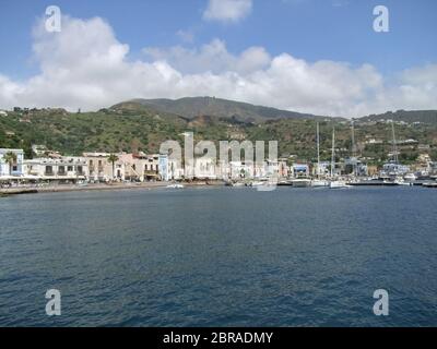 Canneto situato in corrispondenza di un'isola di nome Lipari, la più grande delle isole Eolie nel mar Tirreno vicino la Sicilia in Italia Foto Stock