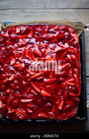 Pan di Spagna con strato di yogurt, fragole e gelatina Foto Stock