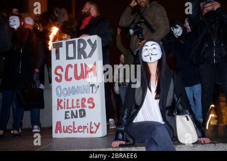 La "marcia della maschera del lionio" vede le proteste indossare V per le maschere di Guy Fawkes stile vendetta e dimostra contro l'austerità, la violazione dei RI civili Foto Stock