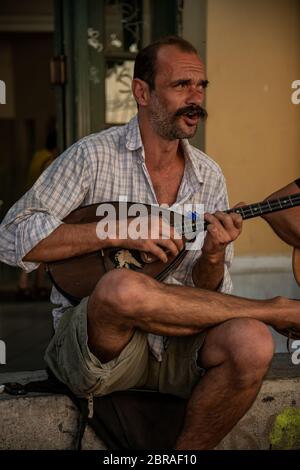 I musicisti di strada suonano strumenti greci tradizionali ad Atene. Foto Stock