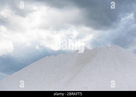 Colle di sale marino da una soluzione salina sito produttivo a costa del Mar Mediterraneo Foto Stock