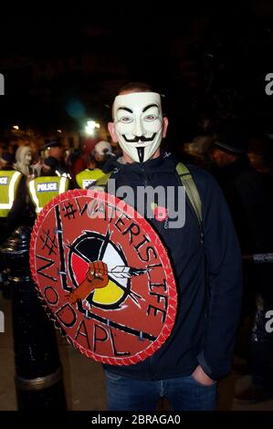 La "marcia della maschera del lionio" vede le proteste indossare V per le maschere di Guy Fawkes stile vendetta e dimostra contro l'austerità, la violazione dei RI civili Foto Stock