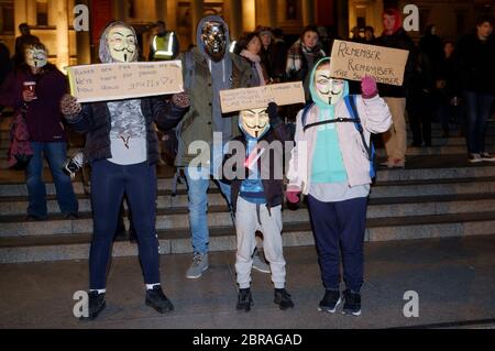 La "marcia della maschera del lionio" vede le proteste indossare V per le maschere di Guy Fawkes stile vendetta e dimostra contro l'austerità, la violazione dei RI civili Foto Stock
