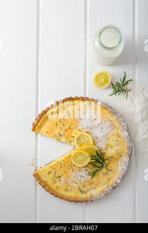 Crostata al limone con rosmarino, quiche dolci, latte ed erbe fresche provenienti dal giardino Foto Stock