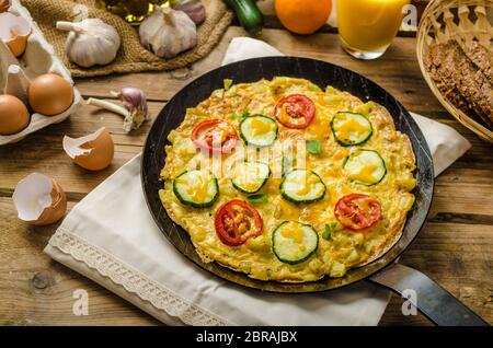 Frittata di verdure con pomodori, patate e cetrioli Foto Stock