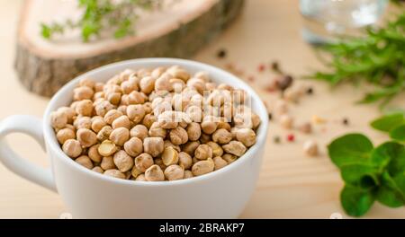 Ceci crudi e sani, legume semplice ma delizioso utilizzato nella cucina mediorientale Foto Stock