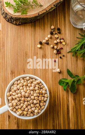 Ceci crudi e sani, legume semplice ma delizioso utilizzato nella cucina mediorientale Foto Stock