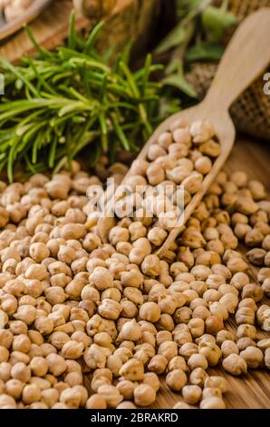 Ceci crudi e sani, legume semplice ma delizioso utilizzato nella cucina mediorientale Foto Stock