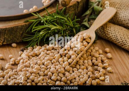 Ceci crudi e sani, legume semplice ma delizioso utilizzato nella cucina mediorientale Foto Stock