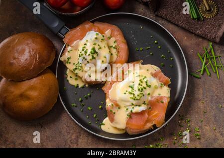 Uova Benedict e salmone affumicato su un panino tostato, condito con salsa olandese Foto Stock