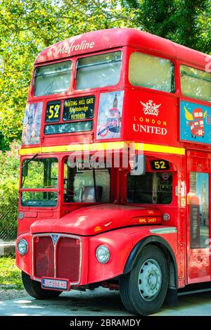 Famoso inglese Old Double Decker autobus visto nel Parco vicino Dubrovnik, Croazia Foto Stock