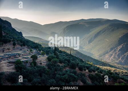 Rovine di Delfi in montagna Parnaso nella mattina presto Foto Stock