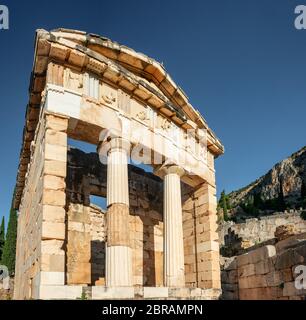 Tesoro degli Ateniesi (VI secolo a.C.) a Delfi, Grecia Foto Stock