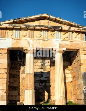 Tesoro degli Ateniesi (VI secolo a.C.) a Delfi, Grecia Foto Stock