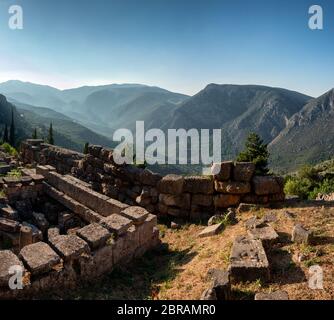 Rovine di Delfi in montagna Parnaso nella mattina presto Foto Stock