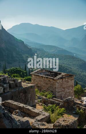 Rovine di Delfi in montagna Parnaso nella mattina presto Foto Stock