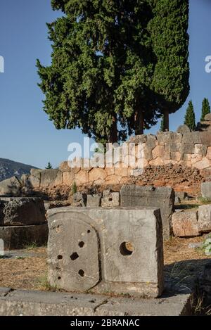 Rovine di Delfi in montagna Parnaso nella mattina presto Foto Stock