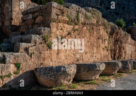 Rovine di Delfi in montagna Parnaso nella mattina presto Foto Stock