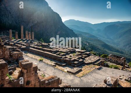 Rovine di Delfi in montagna Parnaso nella mattina presto Foto Stock