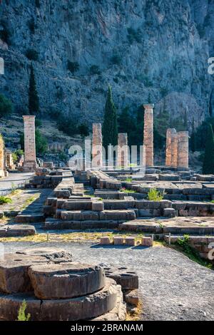 Vista di mattina presto al Tempio Apollo nel sito archeologico di Delfi presso il Monte Parnaso. Foto Stock