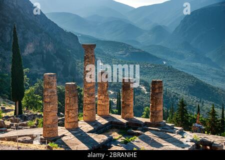 Vista di mattina presto al Tempio Apollo nel sito archeologico di Delfi presso il Monte Parnaso. Foto Stock