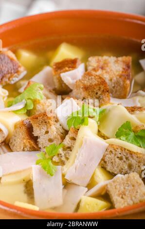 Zuppa di aglio con formaggio, prosciutto e crostini Foto Stock